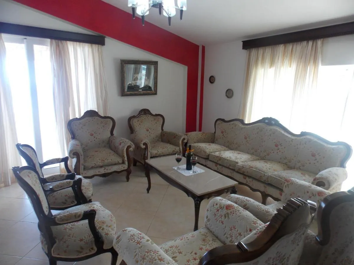 **  Damian Saranda Hotel Albania