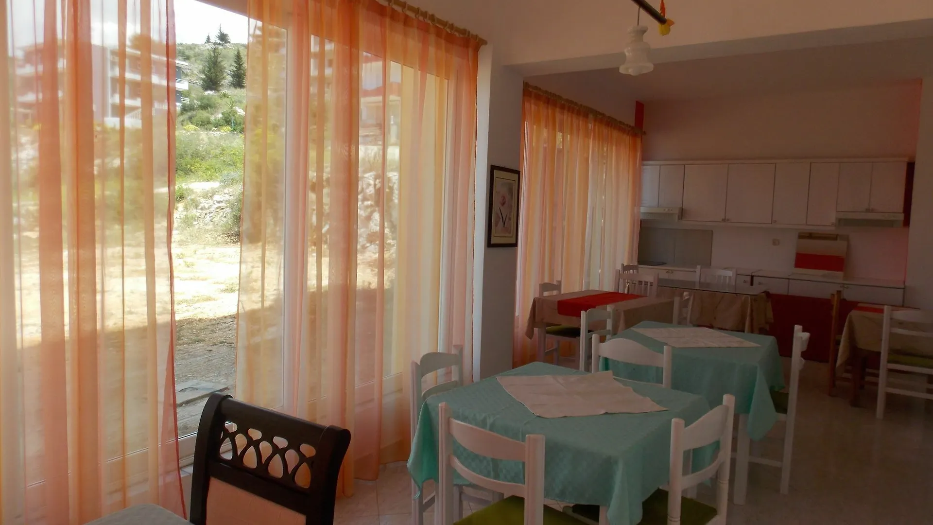 Damian Saranda Hotel